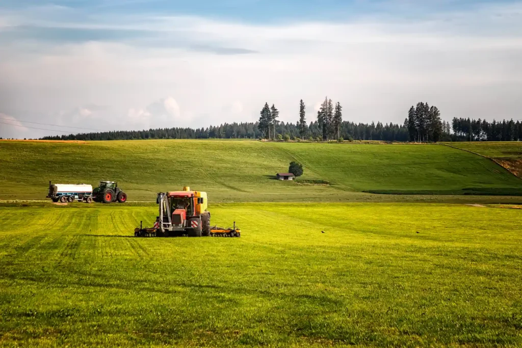 Gülletanker auf dem Feld-Nunos.bio
